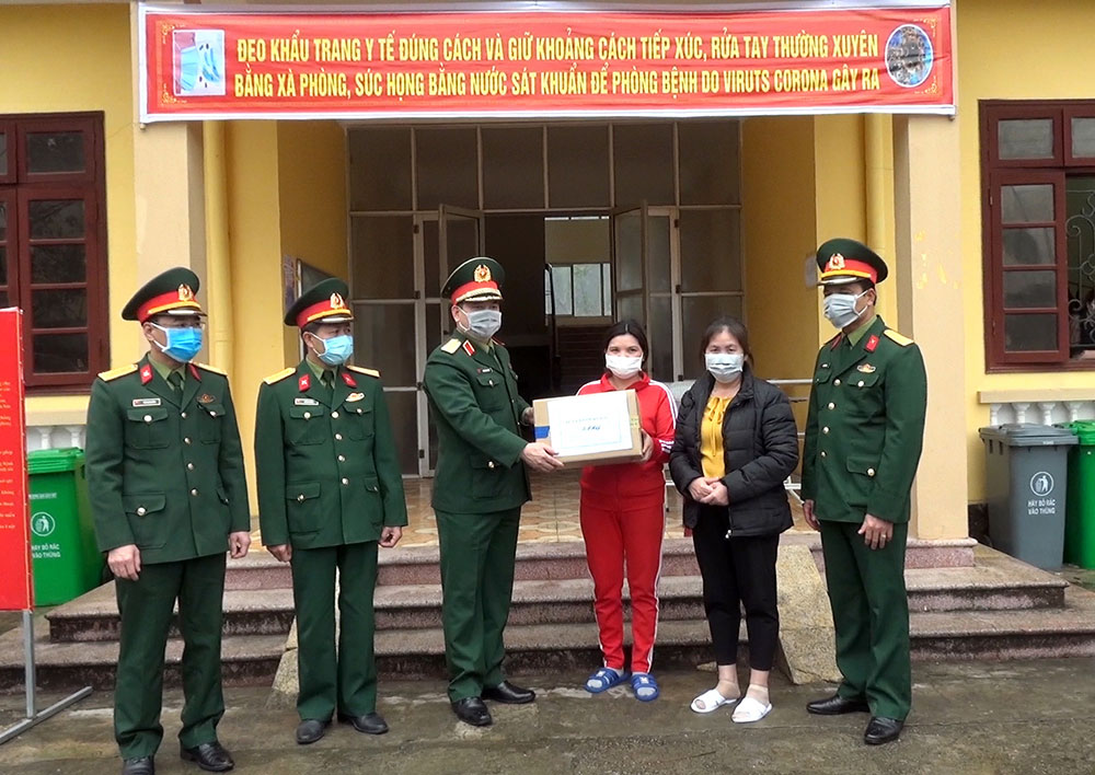 Tư lệnh Quân khu 1 tặng dụng cụ bảo hộ y tế cho Trường Quân sự tỉnh Lạng Sơn.